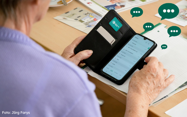 Foto einer älteren Dame an einem Handy, daneben sind mehrere Sprechblasen abgebildet